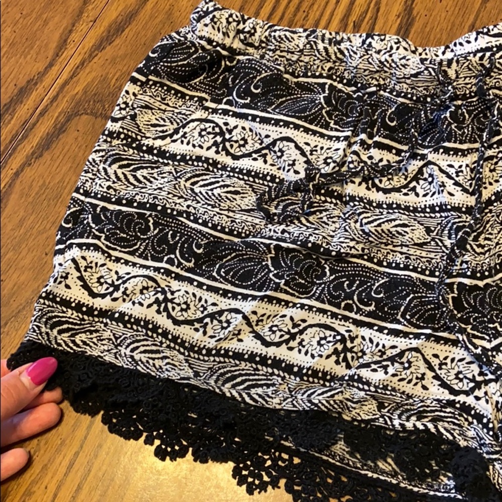 Printed crochet shorts - Picture 2 of 6